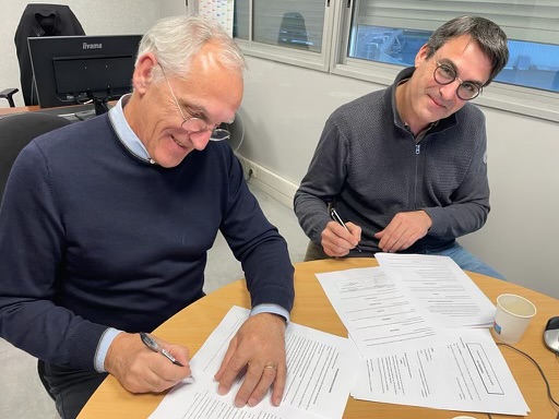 Signature de la cession du cabinet entre Henri Thouroude et François Joanny, en décembre 2023.